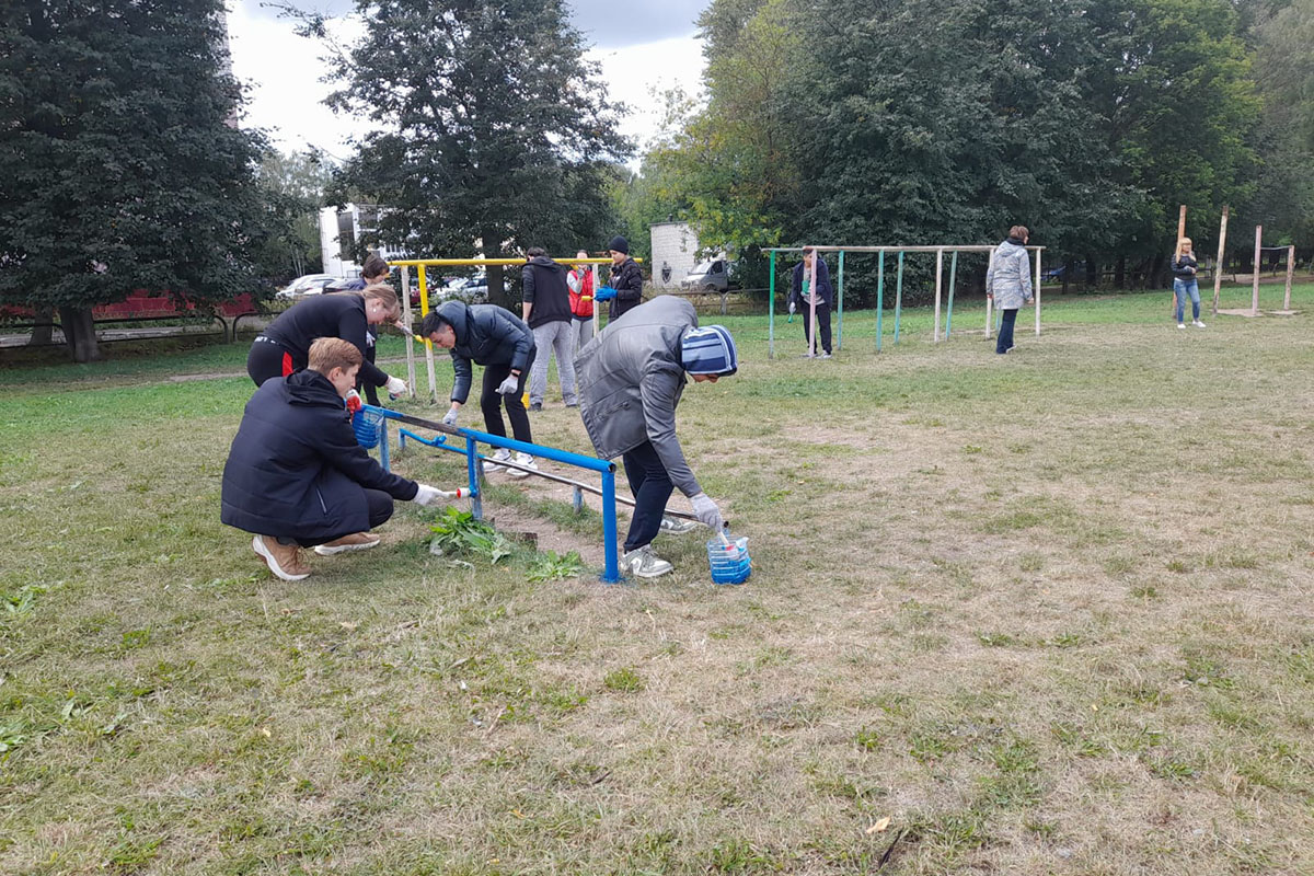 В Твери на школьном стадионе провели масштабный субботник