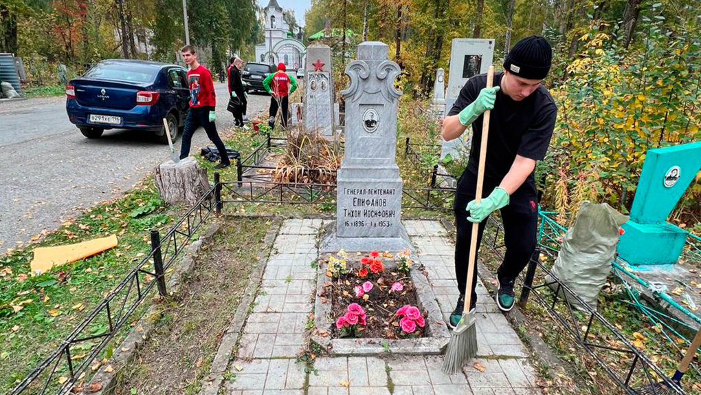 В Екатеринбурге добровольцы прибрали забытые могилы солдат Великой Отечественной войны