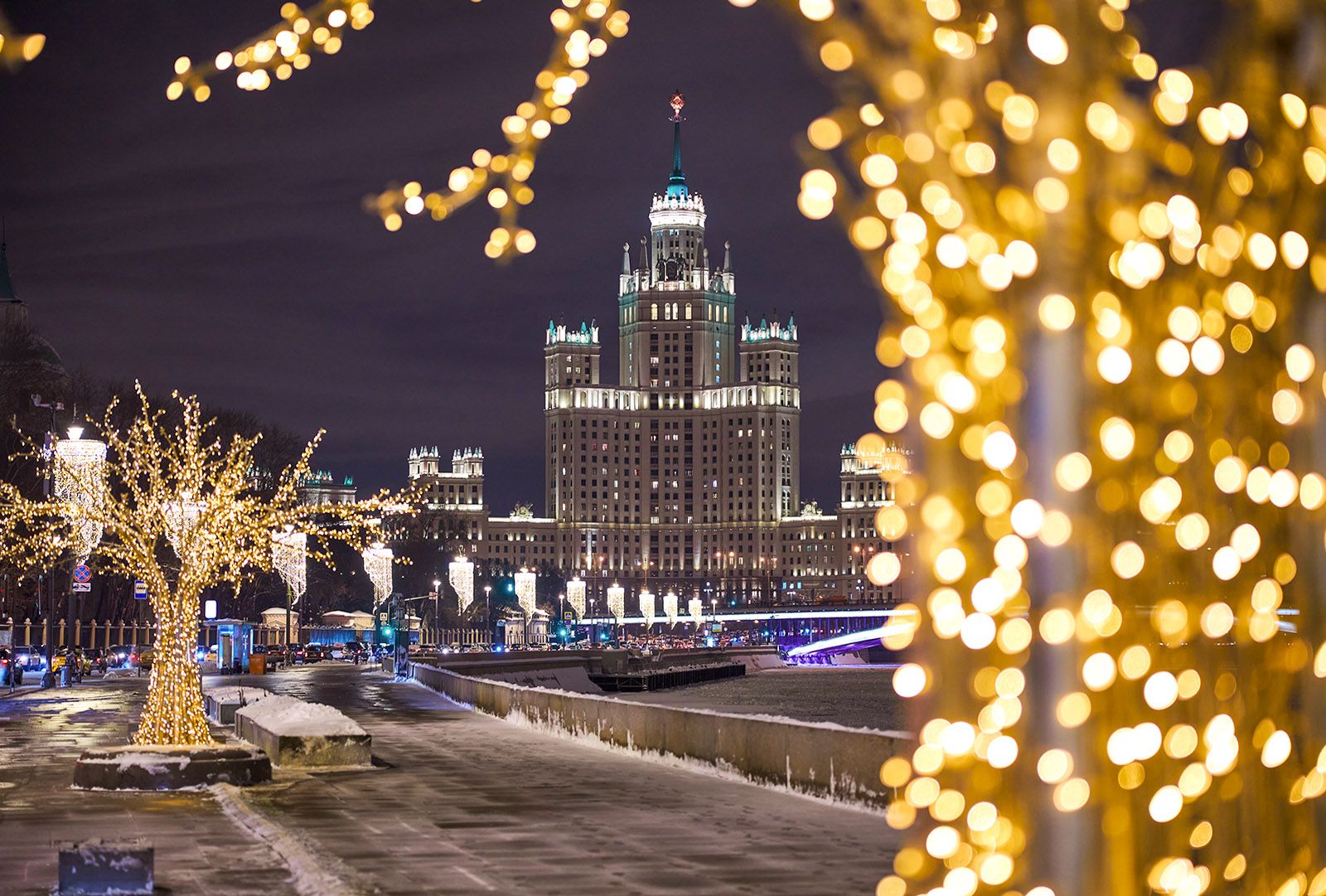 На Рождество в Москве архитектурно-художественная подсветка зданий и мостов будет работать всю ночь