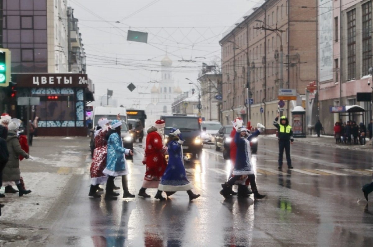 В Брянске по лужам прошел парад новогодних персонажей