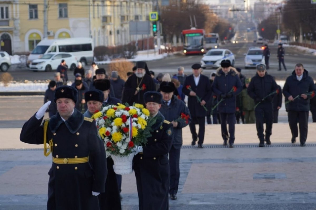 В Брянске возложили цветы к Вечному огню на площади Партизан