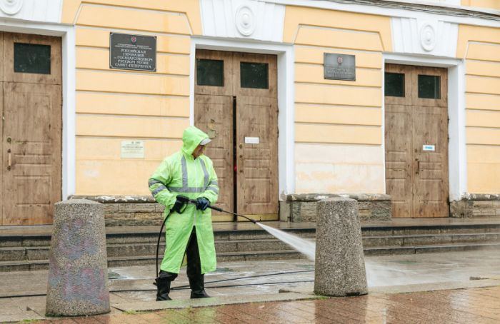 Дороги у школ Петербурга вымыли перед Днём знаний